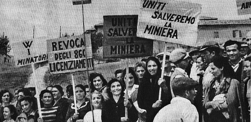 Donne della miniera di Cabernardi durante la lotta dei sepolti vivi (Foto Archivio Miniera)