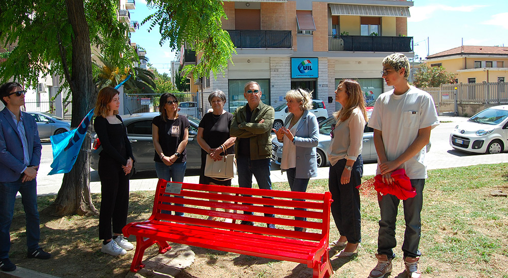 La Panchina Rossa a San Benedetto, Uil: “Servono leggi, servizi e nuova cultura dei sentimenti”